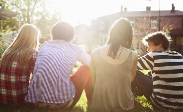 Gjeng med ungdom sitter i solen. Foto: NTB scanpix