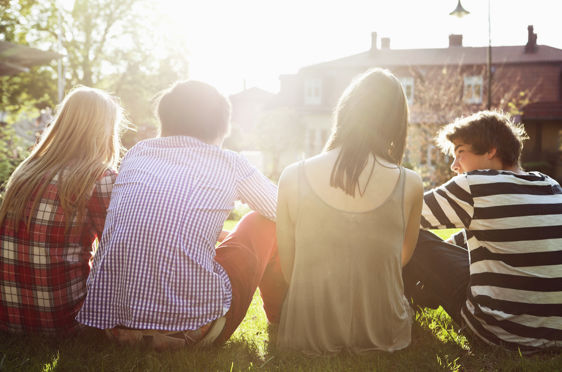 Gjeng med ungdom sitter i solen. Foto: NTB scanpix