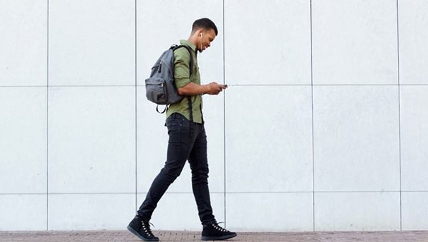 mann ser på mobil mann ser på mobil