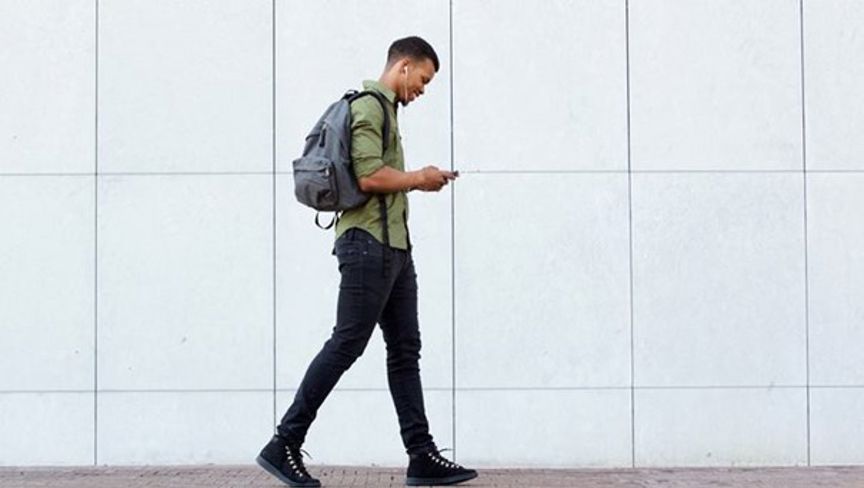 mann ser på mobil mann ser på mobil