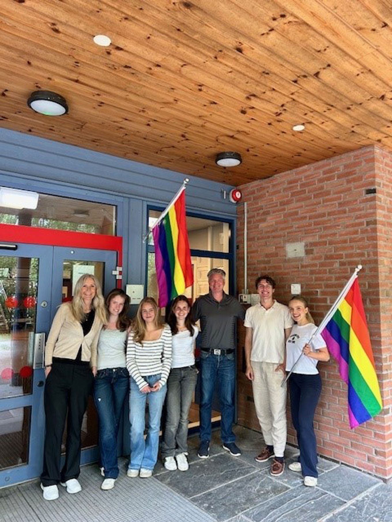 En gruppe mennesker som poserer for et bilde